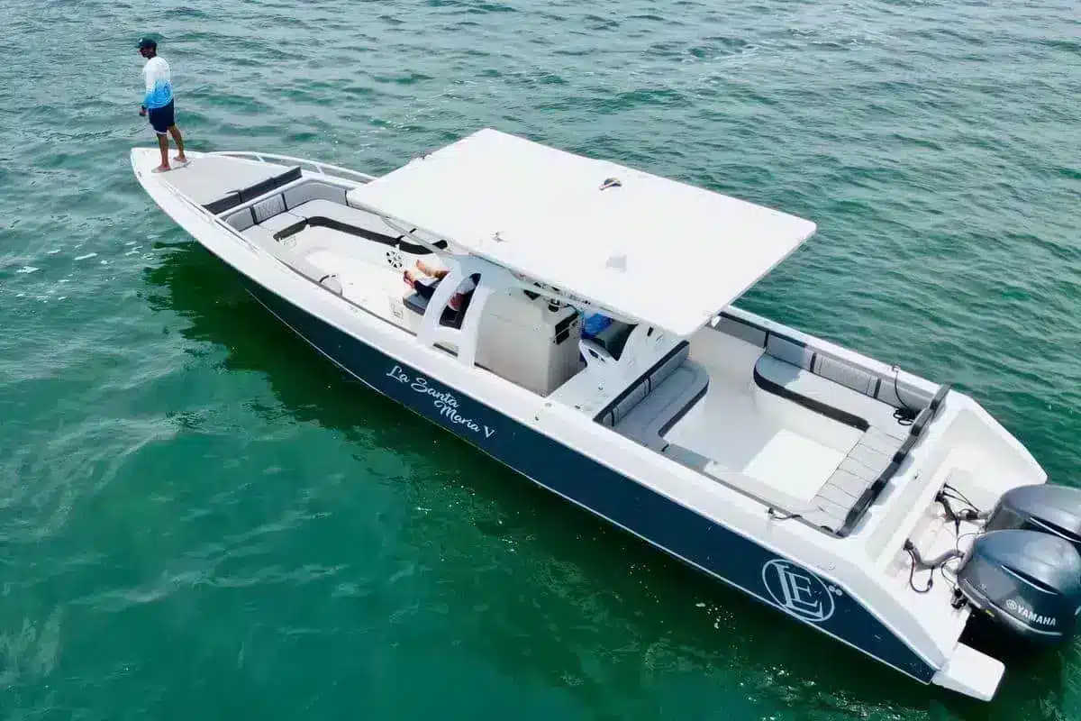 Lancha deportiva Santa María V navegando frente a Cartagena