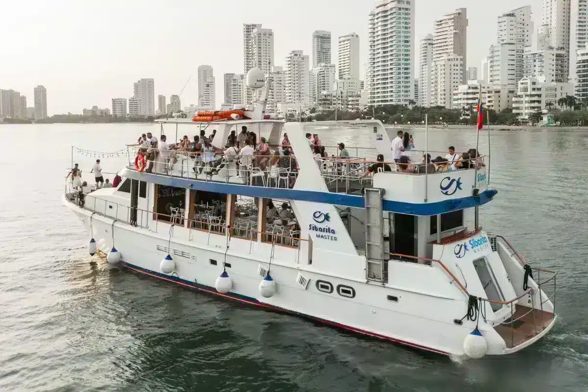 Atardecer sobre la bahía de Cartagena visto desde el Sibarita Master