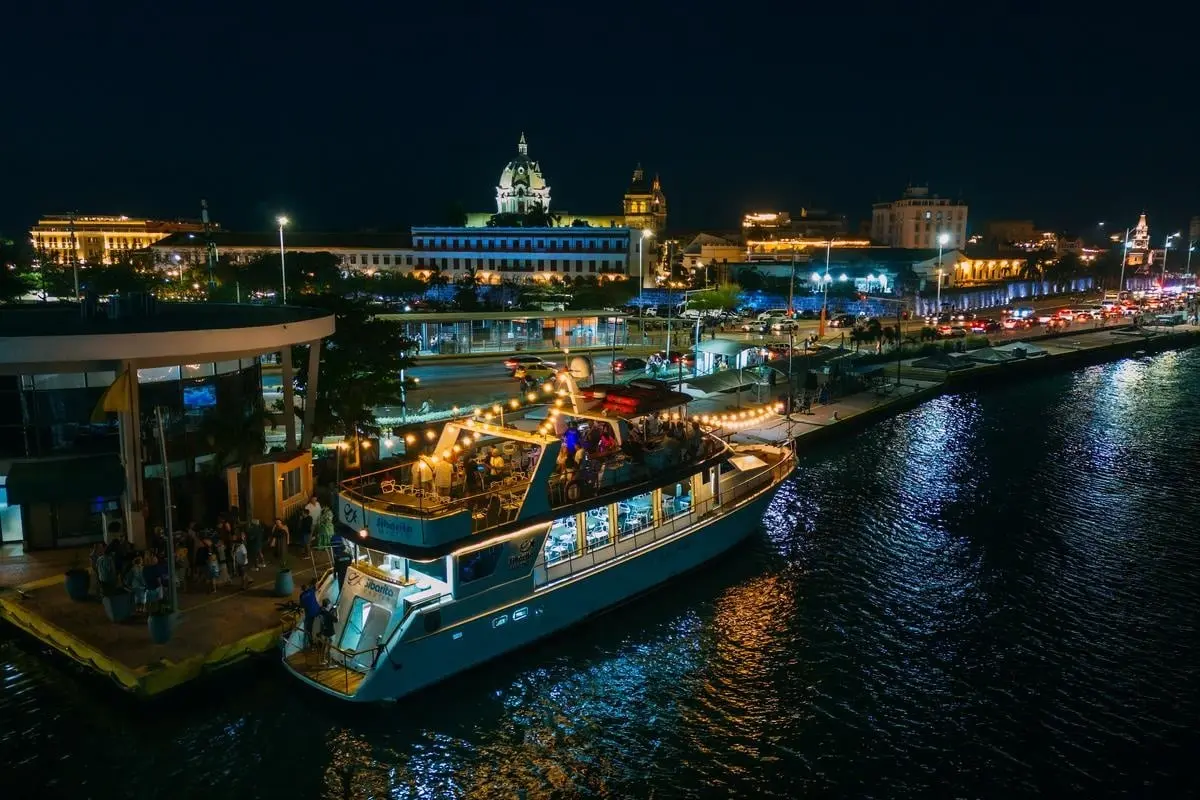 Cena Sibarita Master navegando por la bahía de Cartagena de noche