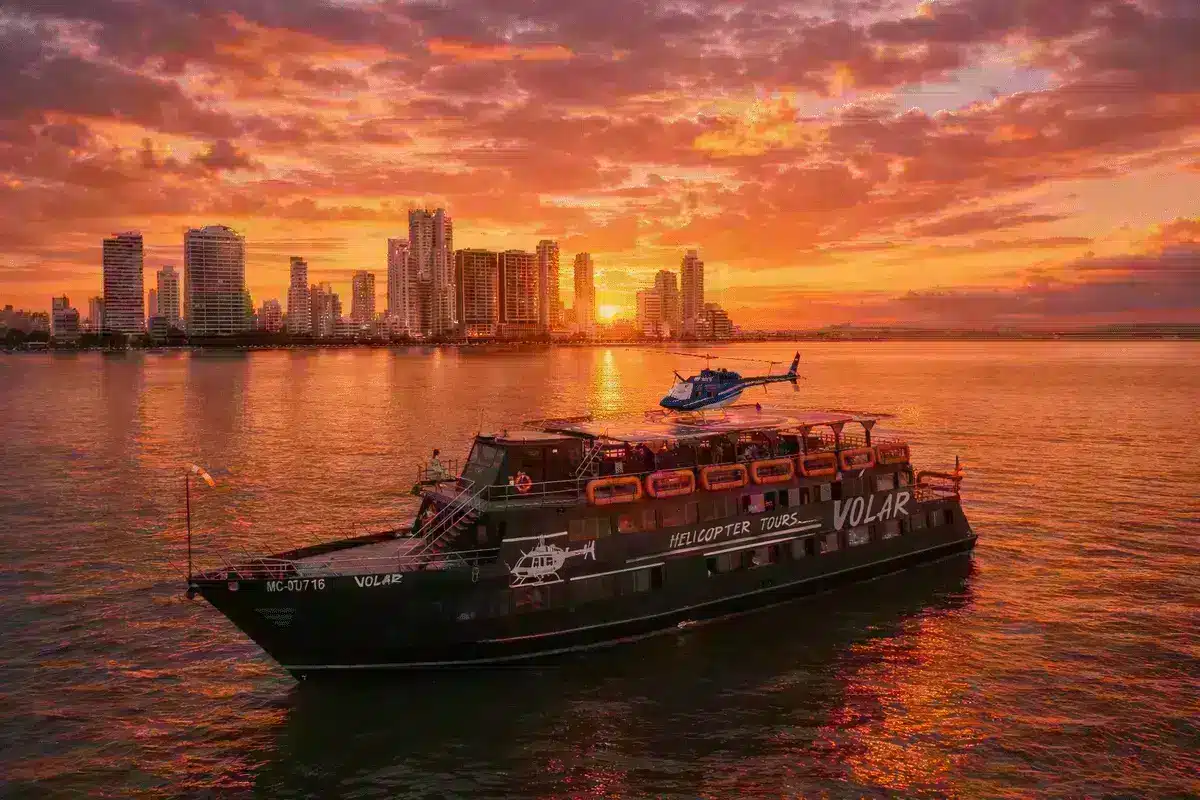 Tour nocturno en barco por la bahía de Cartagena con luces panorámicas