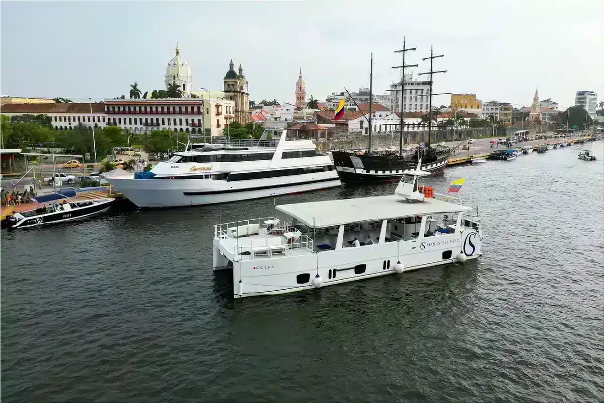 catamarán atardecer Cartagena navegando por la bahía